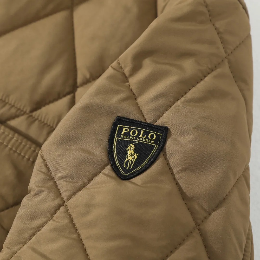 P370 #R50 Ralph Lauren/Ralph Lauren classic old money style workwear rhombus retro cotton jacket. Inspired by retro workwear, it reshapes the contemporary British style. Imported machine-pressed diamond quilting technology, every quilting line is accurately aligned, and the details are full of ingenuity; three-dimensional tailoring creates a neat H-shaped silhouette, and it can still remain light and straight when worn in multiple layers in autumn and winter. Customized metal buttons, low-key embellished textured corduroy lapel design, full of retro atmosphere, 37.5° temperature control black technology, breathable and moisture-proof, locks in temperature and sweat, waterproof and snow-proof fabric, no fear of bad weather, anti-run cotton patented technology, warm and soft, long-wearing without deformation, five high-end colors: navy | khaki | black | green | brown, easily suitable for commuting, leisure, and travel. Wearing one piece gives off a calm temperament of "old money style", and you can have both style and warmth in low-temperature weather.  Color: Navy blue, black, khaki, military green, brown Size: S M L